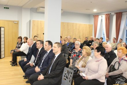 Władze samorządowe Wisły oraz przybyli goście w sali wiślańskiego Klubu Seniora